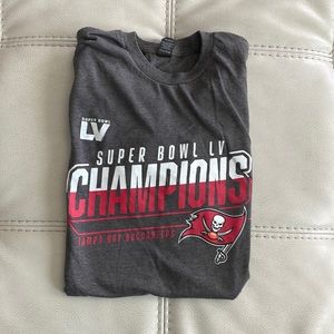 Buccaneers Champion top size medium
